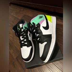 Air Jordan 1 Mid (GS) Pastel Black Toe